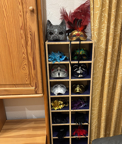 Masken-Regal.jpg