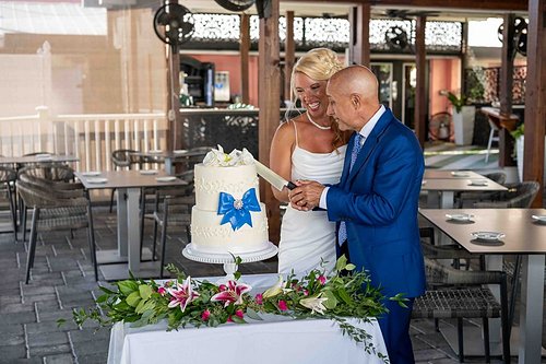 wedding-magnolias-on-the-bay-cake-cutting.jpg
