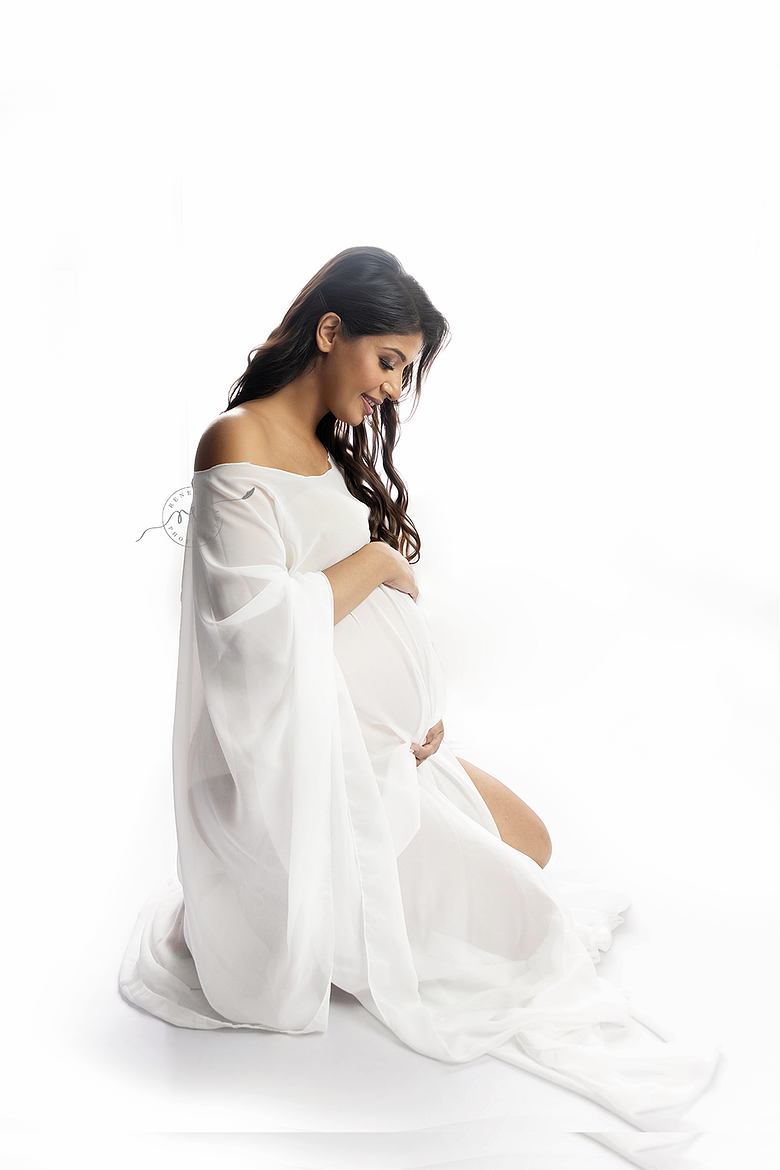 Pregnant woman in studio session by Melbourne maternity photographer Renee V Photography, Point Cook