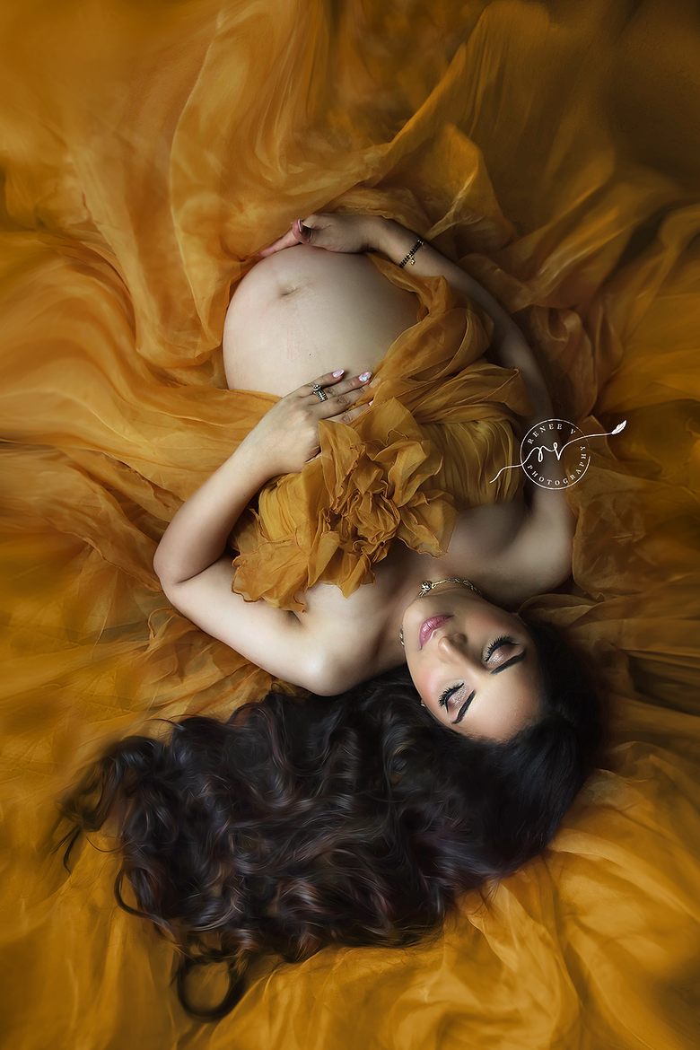 Pregnant woman in studio session by Melbourne maternity photographer Renee V Photography, Point Cook
