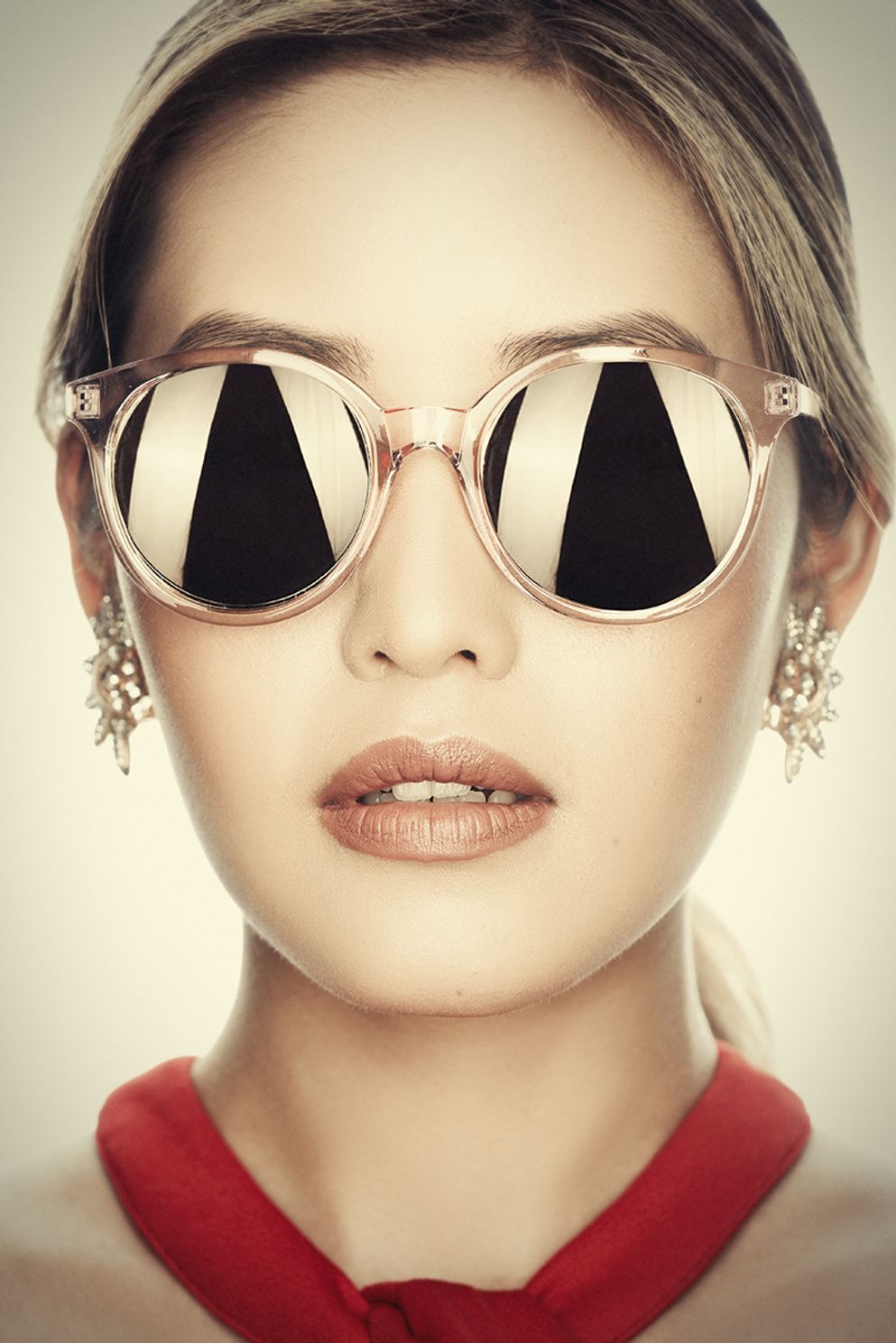 extraordinary capture of a fashionista wearing glasses the softboxes reflected by the sunglasses