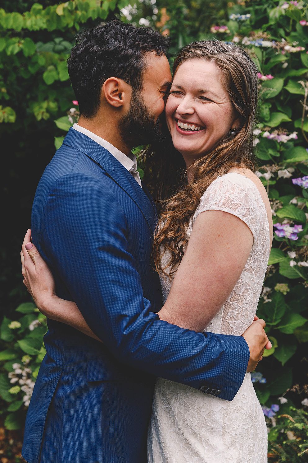 Weddding couple in front of hedge