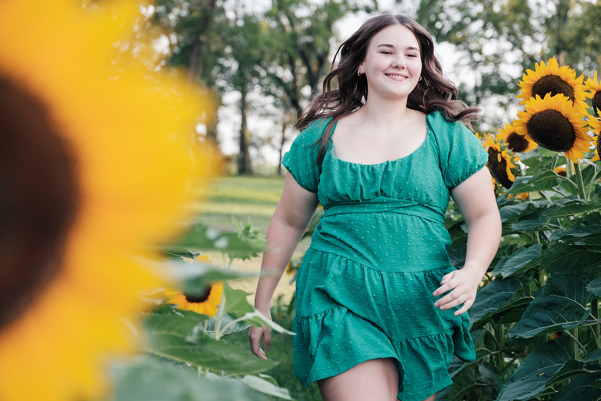 senior photo missouri sunflower field warrensburg
