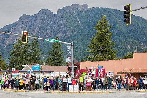 No kings protesters in North Bend with Mt. Si as the backdrop.