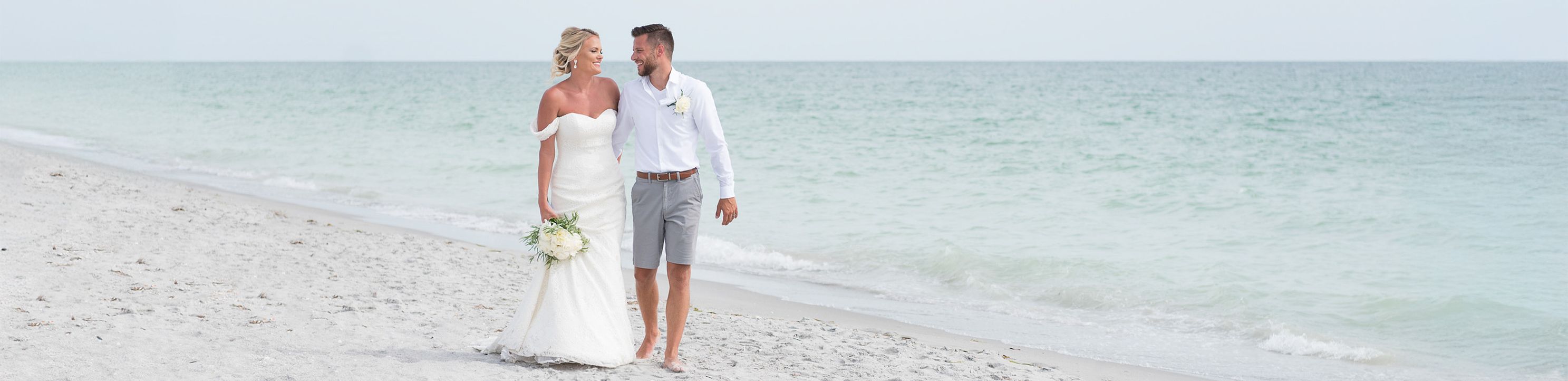 Englewood-Fl-Wedding-photographer-with-couple-on-beach.jpg
