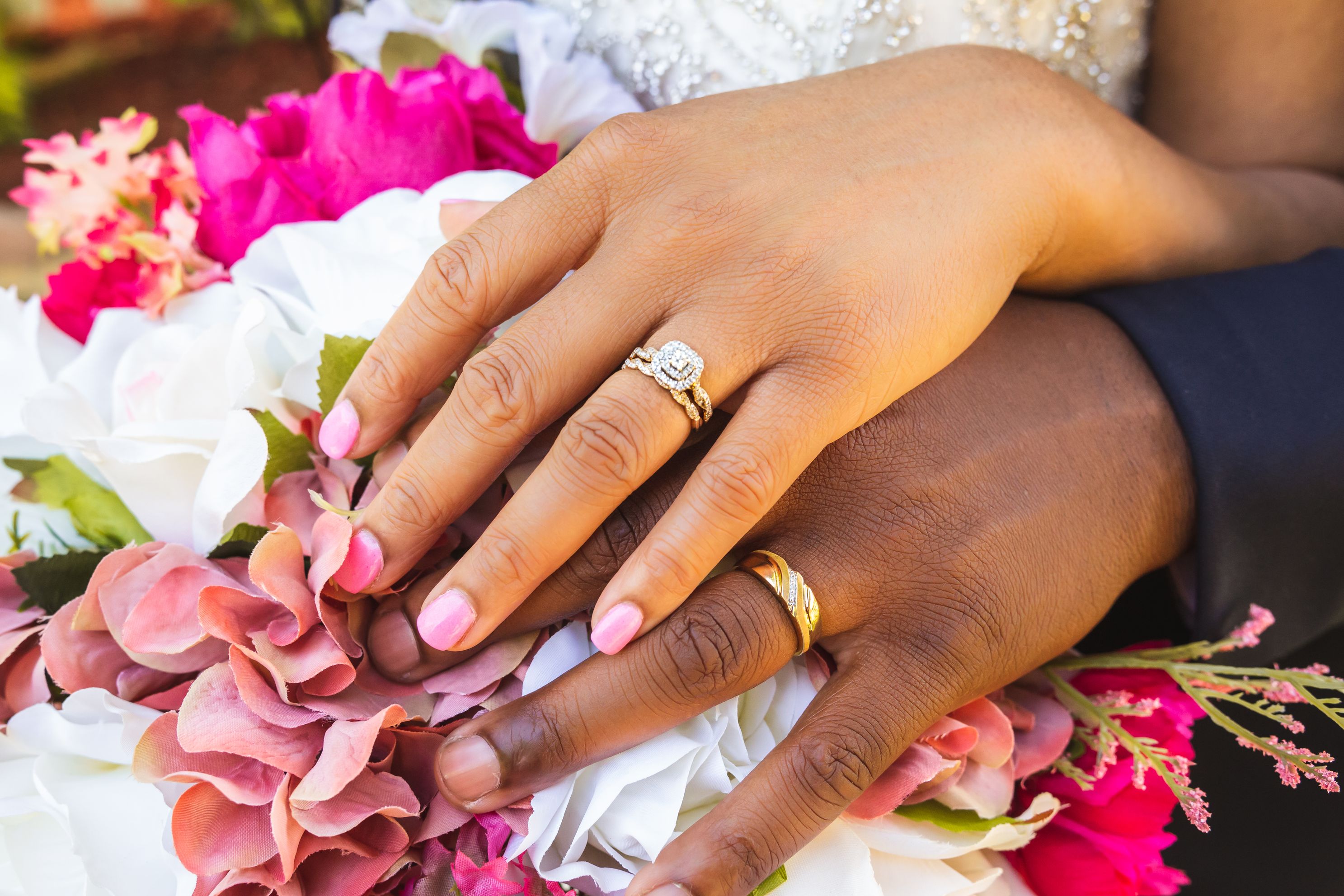 wedding rings on flower photo
