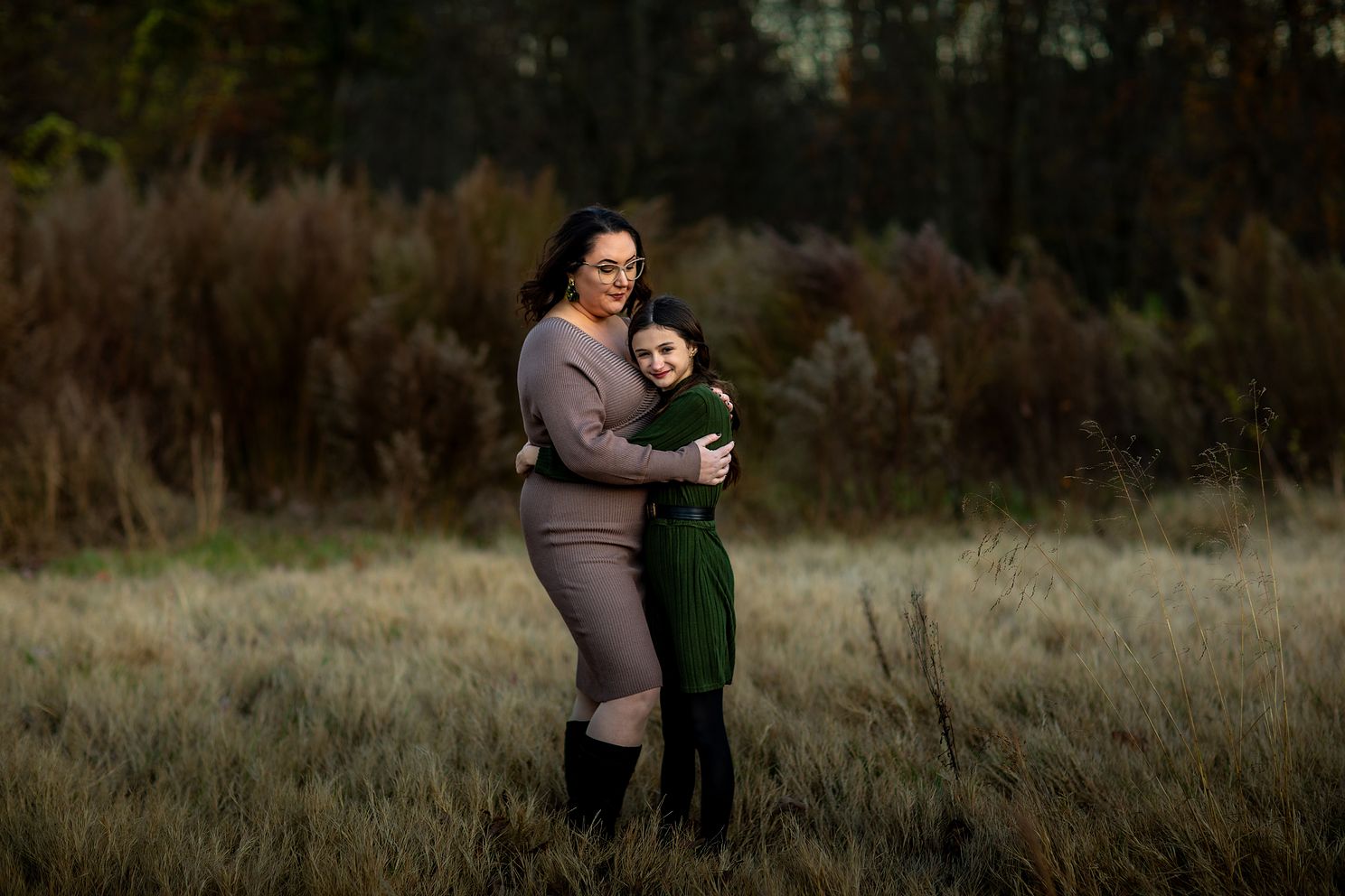 mom and daughter embrace tall grass in delaware2.jpg