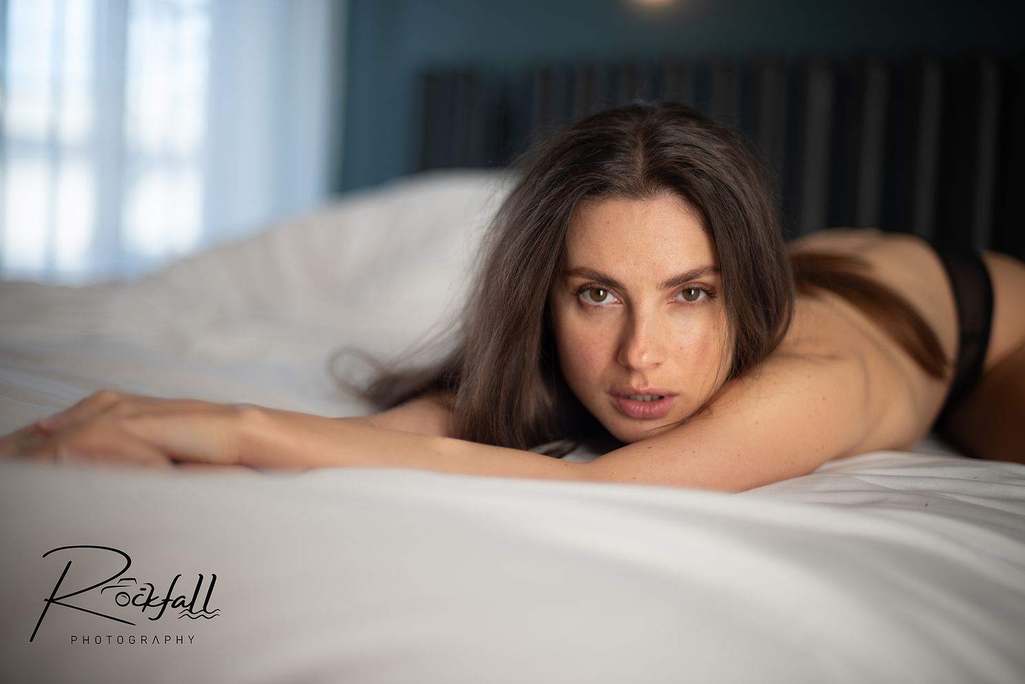 boudoir image woman on bed portrait
