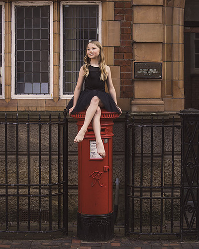 darcey-in-hull-old-town.jpg