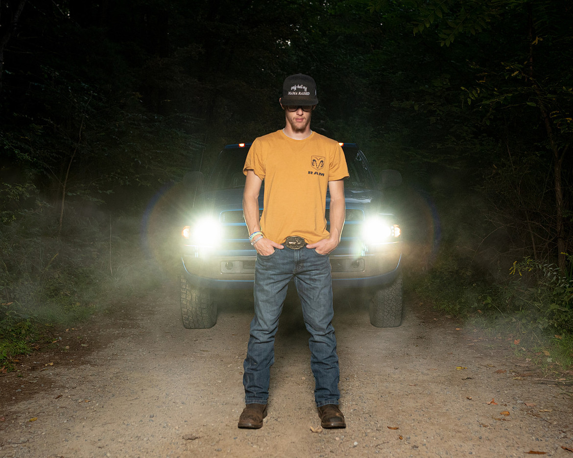 guys senior pictures with truck, unique guy senior pics , guys senior portrait outdoors