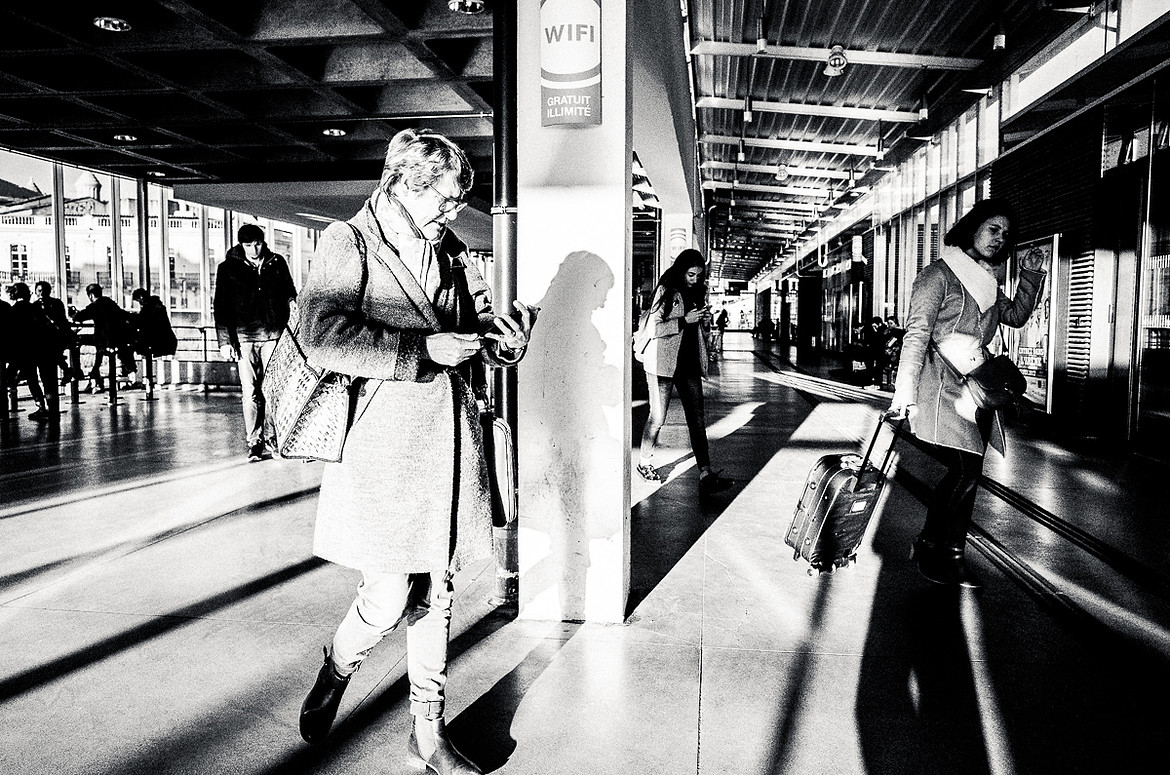 stationwomanphonejpg
