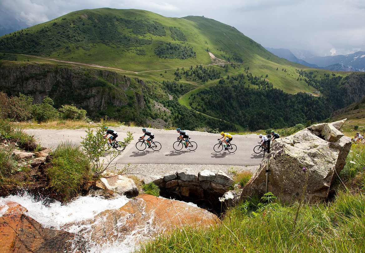 Chris Froome descending down the Col du Sarenne