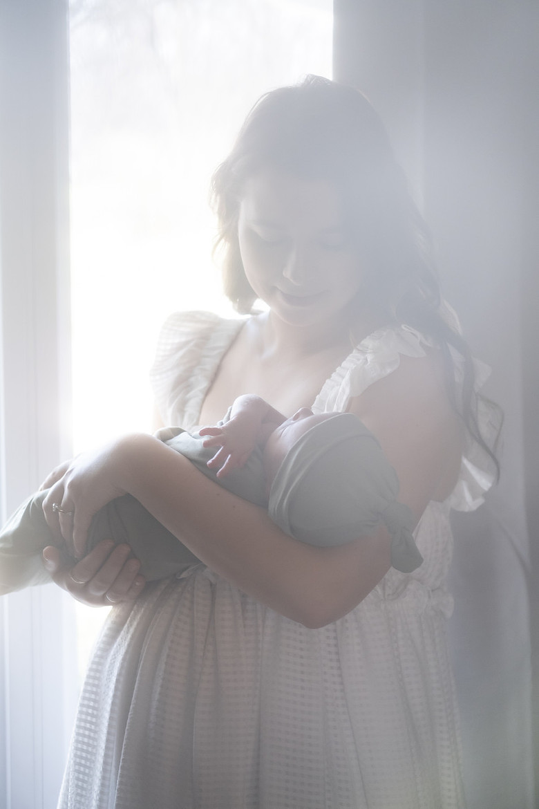 newborn sesssion photo in home studio missouri