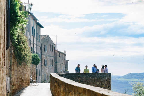 Honeymoon photoshoot in Val dOrcia
