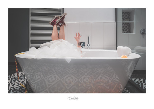 Braut in der Badewanne