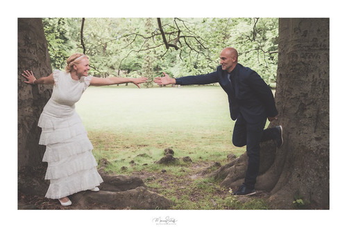 Hochzeitspaar im Park